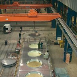 Arbeitsbühne für die Endmontage und Prüfungen von Brennelementbehälter bei der Montage in der GNS Betriebsstätte Mülheim