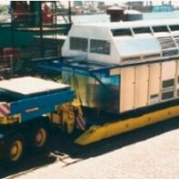 Transporteinrichtung für den Bahn- und Straßentransport (bestehend aus Lagergestell, Aufnahmen für Stoßdämpfer und Wetterschutzeinhausung) bei der Auslieferung.