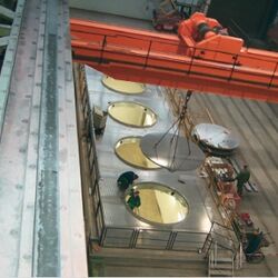 Arbeitsbühne für die Endmontage und Prüfungen von Brennelementbehälter bei der Montage in der GNS Betriebsstätte Mülheim